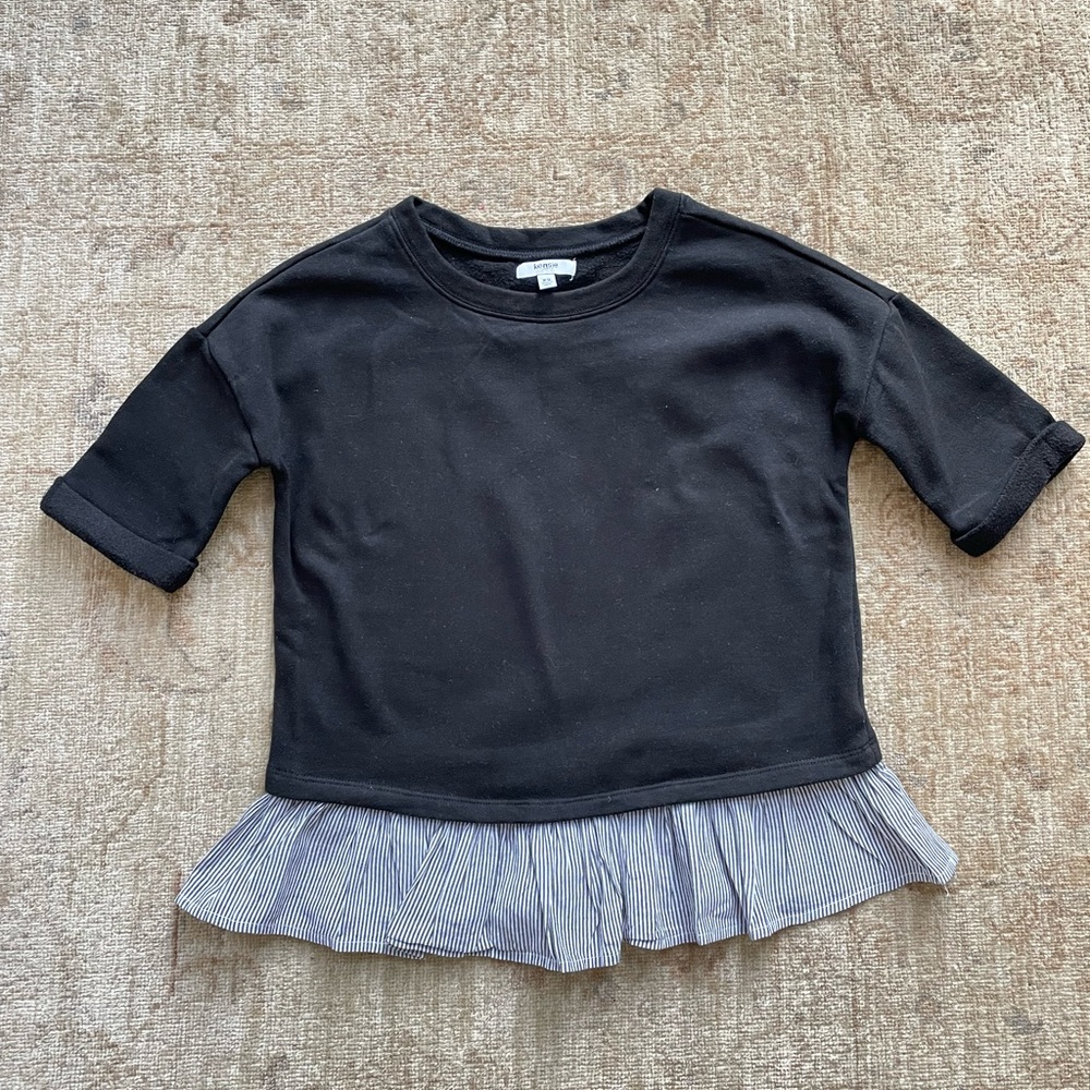 Kensie jeans, oversized short sleeve sweatshirt top with bottom ruffle. XS Black